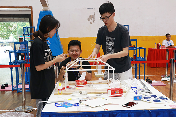 参赛小组成员合作完成模型制作 球王会体育宣传部 隋明潓 摄0.jpg